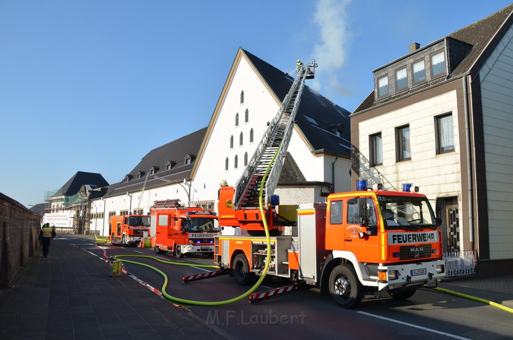 Feuer 3 Dachstuhlbrand Koeln Rath Heumar Gut Maarhausen Eilerstr P031.JPG